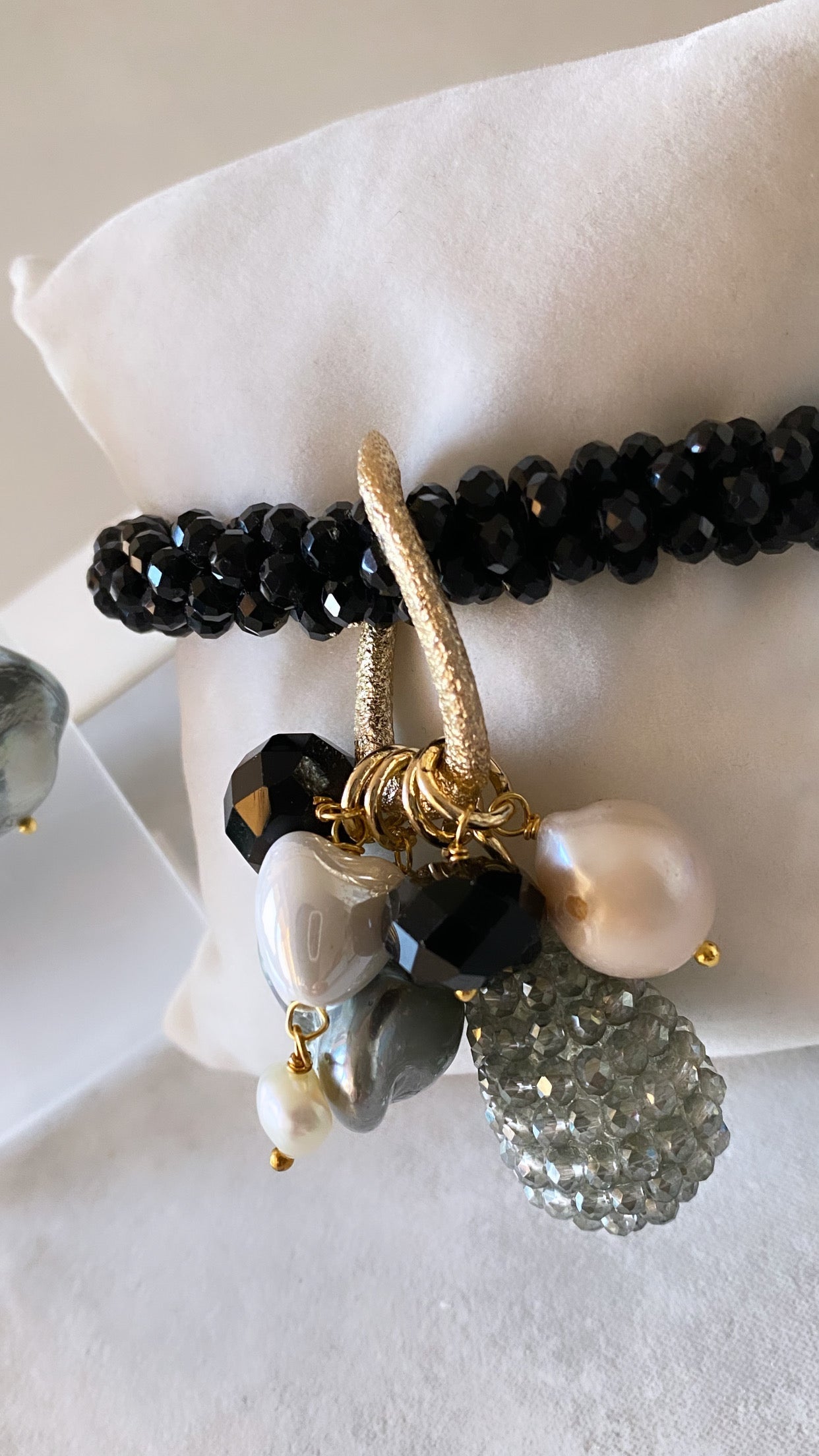 Bracciale e orecchini nero e grigio