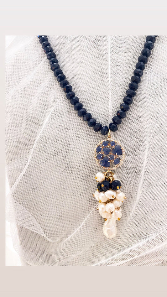 Collana blu con ciondoli