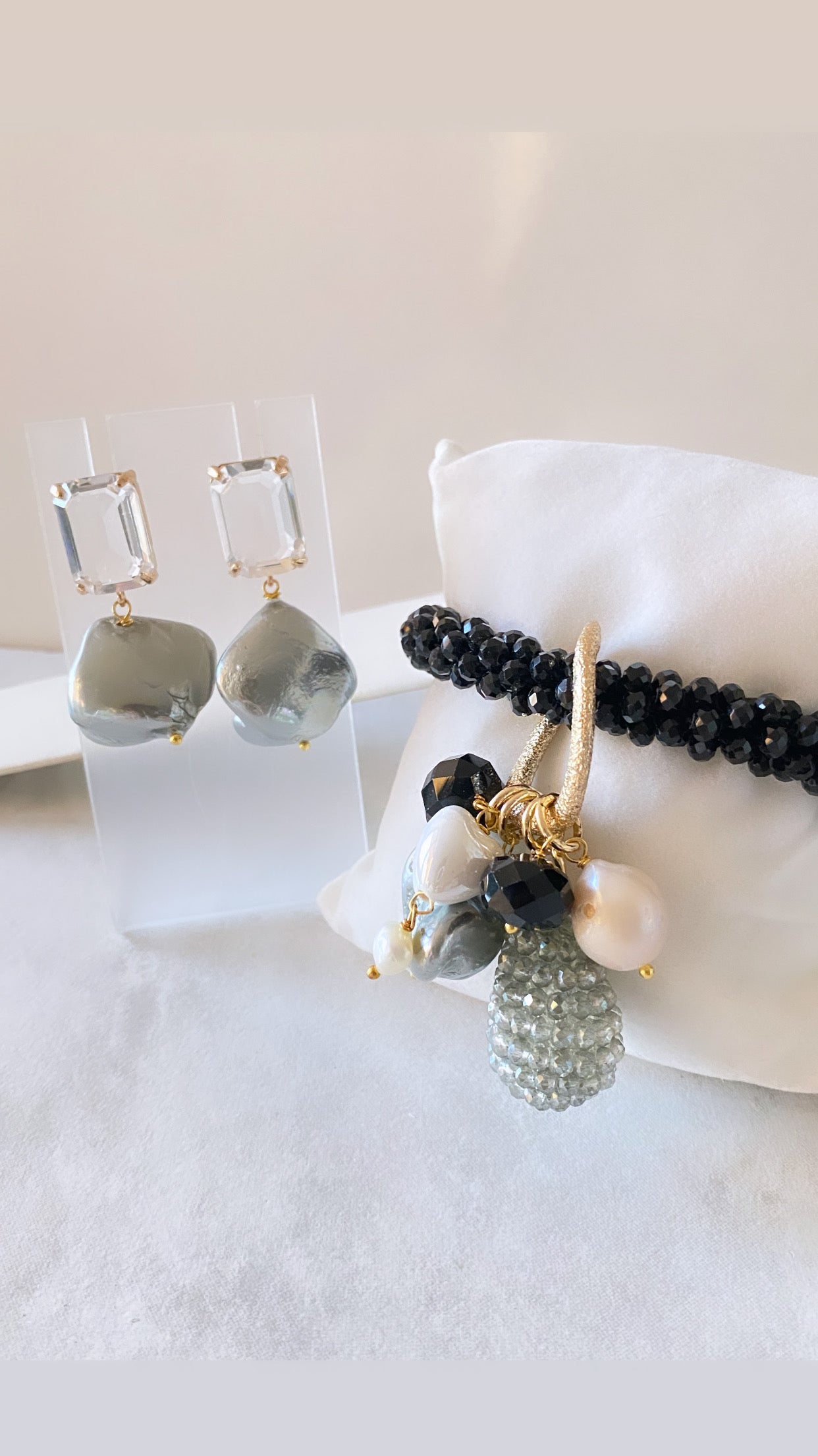 Bracciale e orecchini nero e grigio